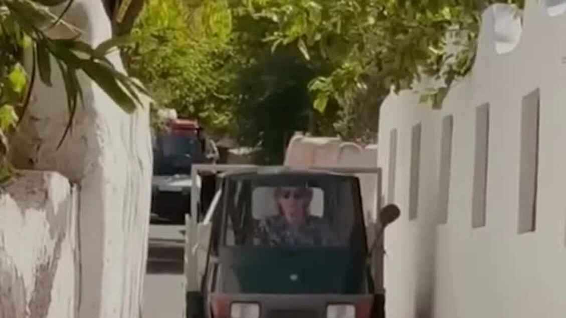 Mick Jagger guida l’Ape tra i vicoli di Stromboli