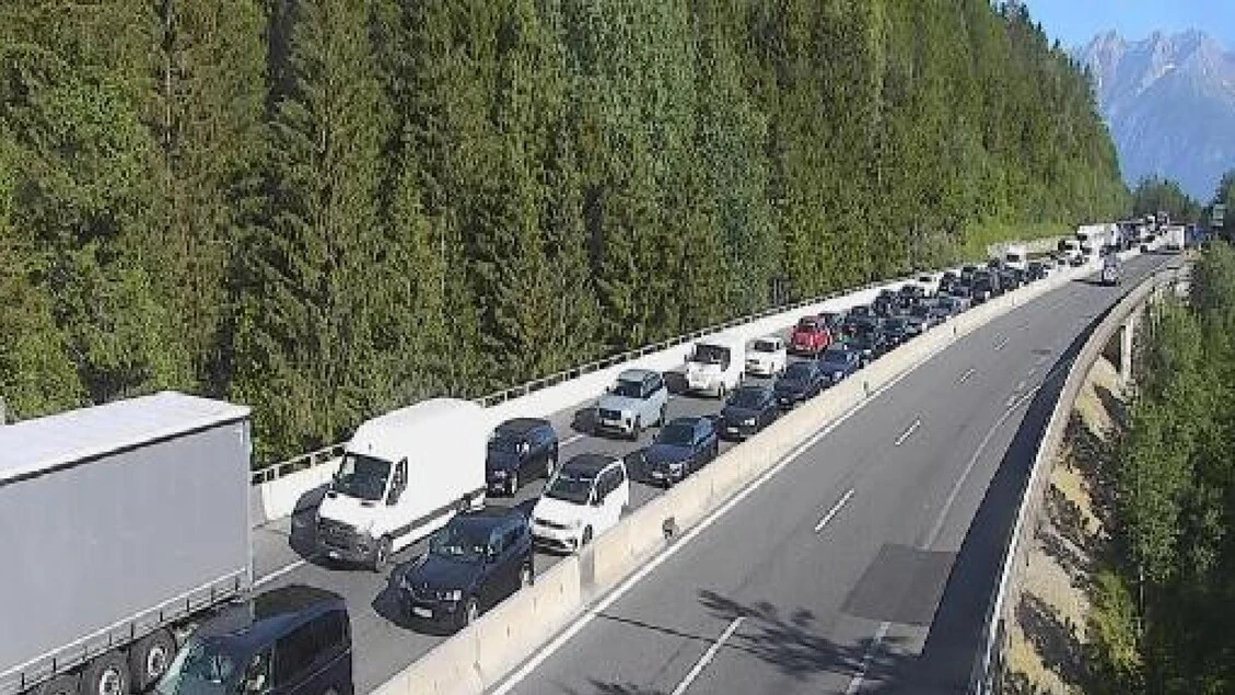 Brennero preso d'assalto prima del blocco, 14 km di coda in Austria