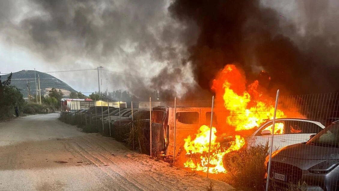 Incendio in un parcheggio dell'aeroporto di Alghero, 80 auto distrutte