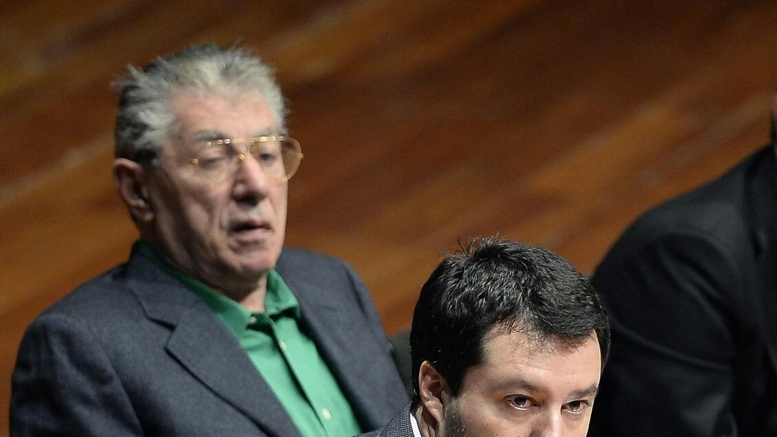 Coro a Pontida contro Salvini, 'molla la camicia verde, vergogna'