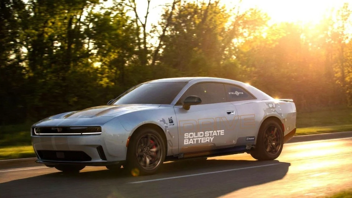 Stellantis testa su strada prima Dodge con batterie allo stato solido