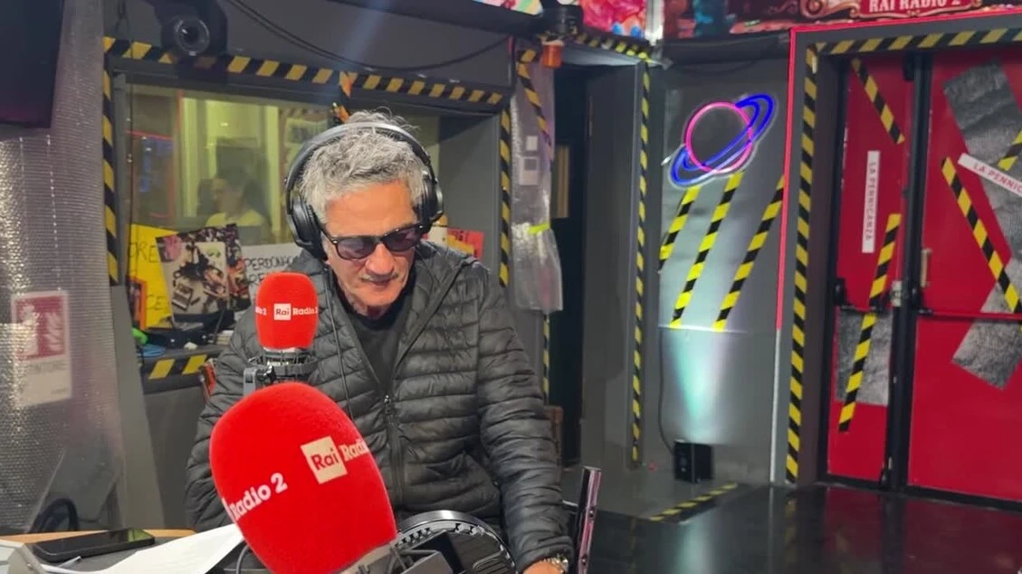 Fiorello canta 'Una lunga storia d'amore' e omaggia Gino Paoli