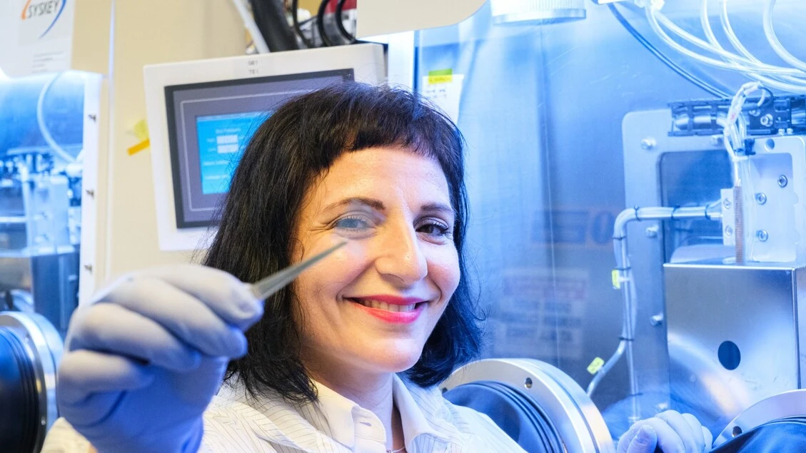 Celle solari invisibili trasformano le finestre in generatori d'energia