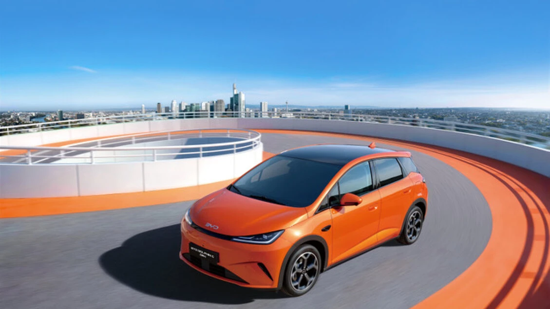 BYD porta in Europa la Dolphin G DM-i, ibrida compatta da oltre 1.000 km