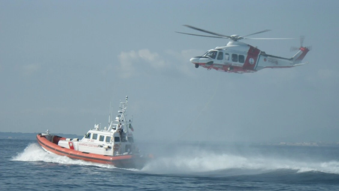 Si ribalta barcone con migranti, recuperati 10 cadaveri