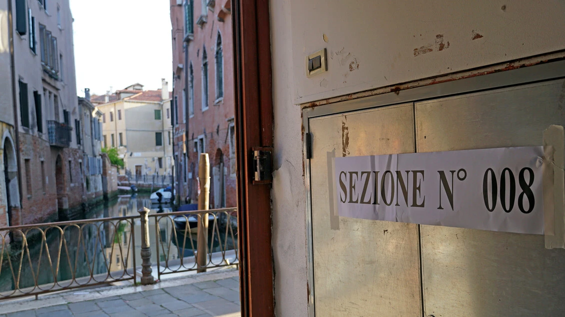Alle 12 affluenza al voto per le amministrative poco sotto il 15%