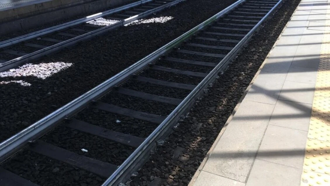 Uomo investito da treno muore nel pesarese, ritardi sulla linea fino a un'ora