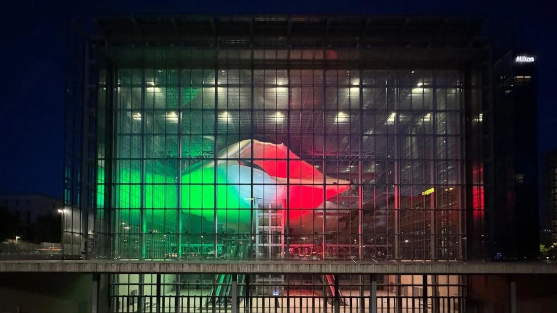 Per il 2 giugno la Nuvola all'Eur si accende con i colori della bandiera italiana