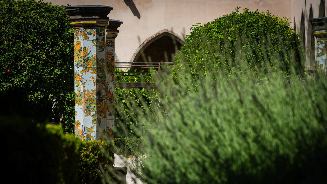 Ritrovano la luce le maioliche del Chiostro di Santa Chiara a Napoli