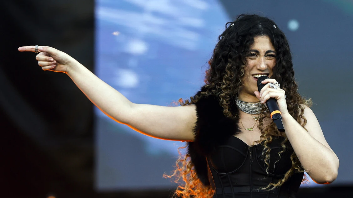 Delia canta Bella Ciao e sostituisce partigiano con essere umano 