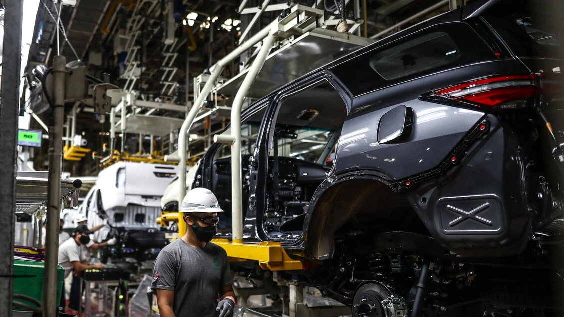 Toyota ridurrà produzione di 83.000 veicoli a causa della guerra in Medio Oriente