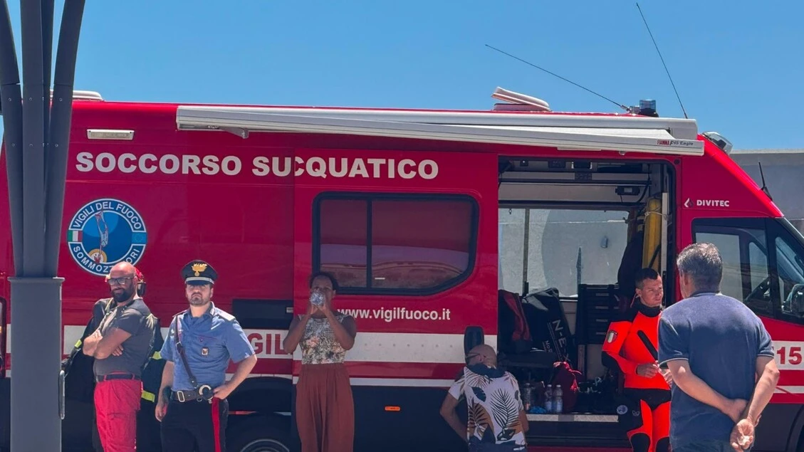 Si tuffa in mare per festeggiare il compleanno e muore