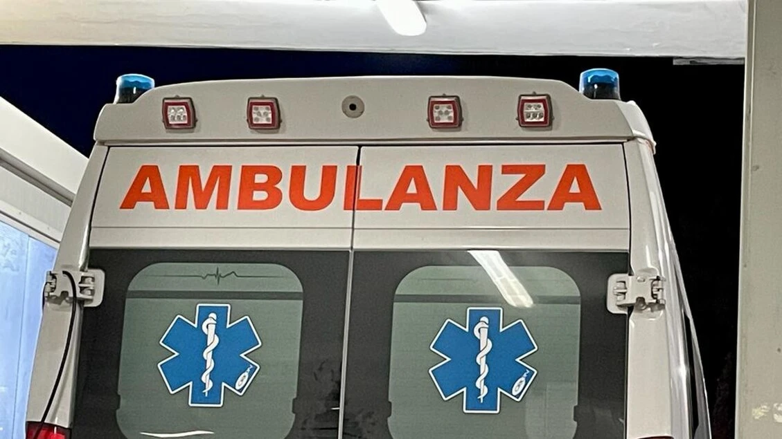 Scontro fra auto sul lungomare vicino Roma, morto un 20enne