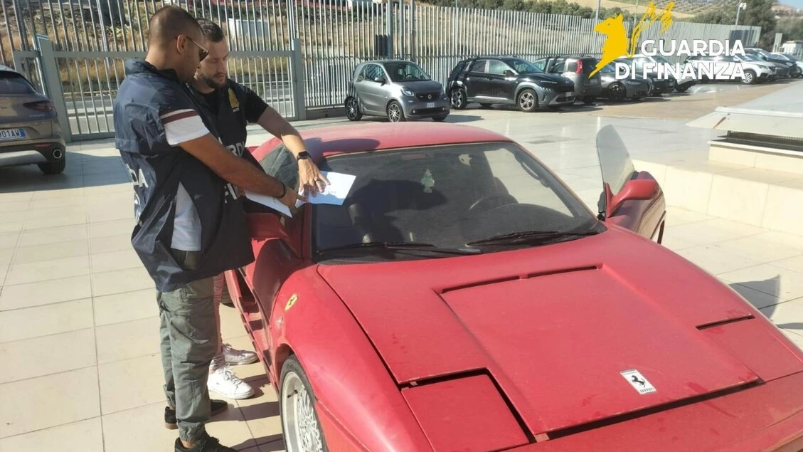 Modifica una Toyota per venderla come Ferrari, distrutti componenti falsi