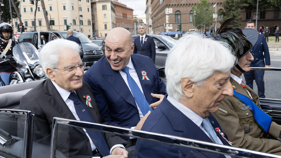 Mattarella arriva ai Fori Imperiali sulla Lancia Flaminia per la parata
