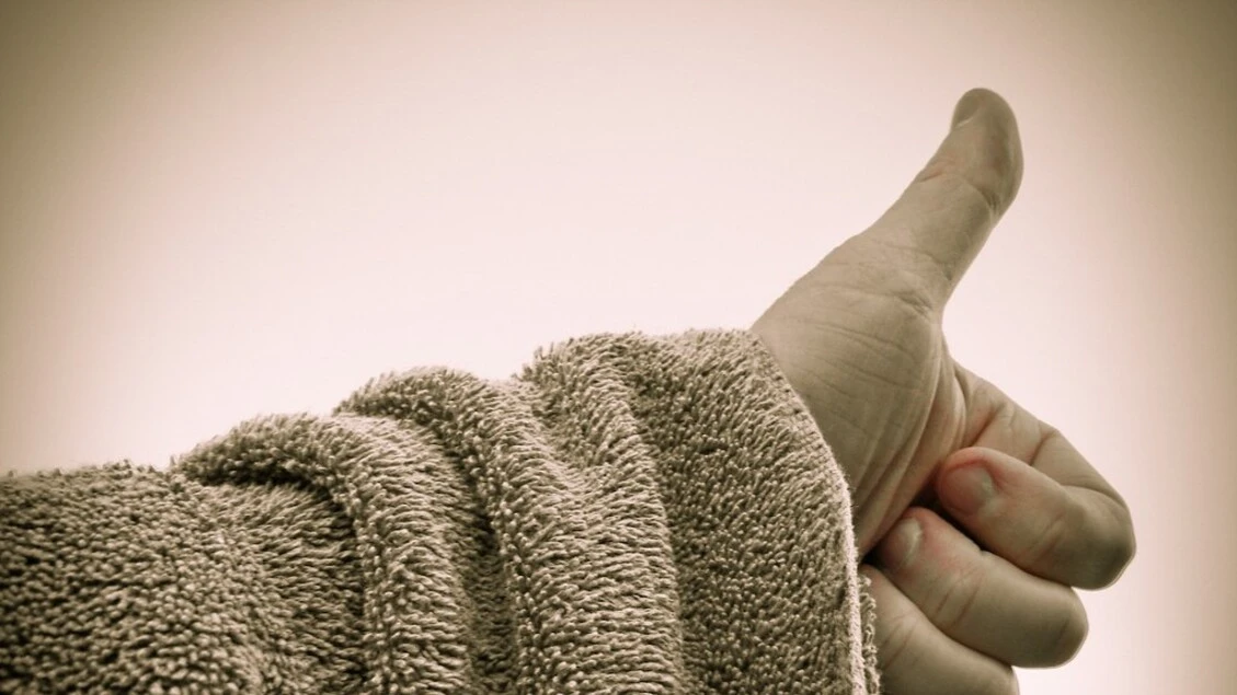 È il Towel Day, dedicato a Douglas Adams e alla sua 'Guida galattica per autostoppisti'