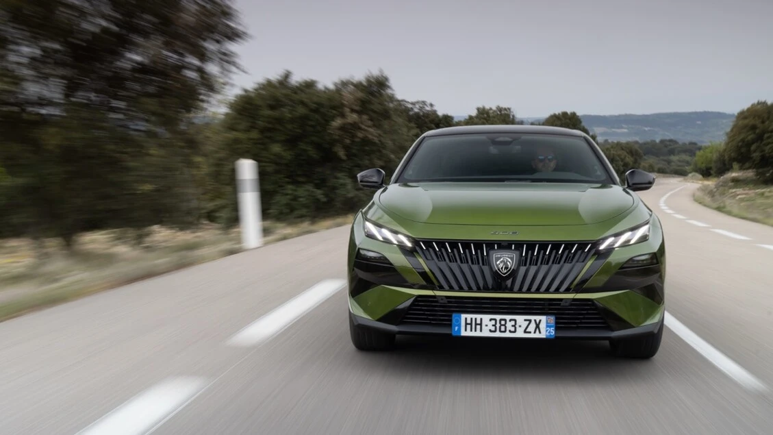 Peugeot 408, con il restyling si fa più audace