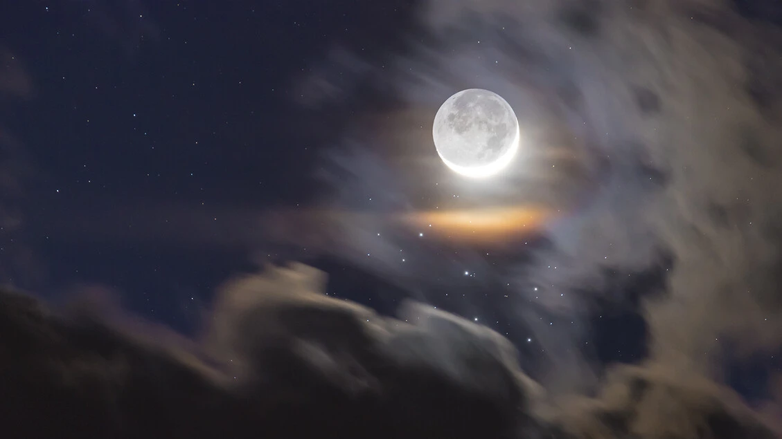 Luna, nuvole e Pleiadi nella foto italiana scelta dalla Nasa