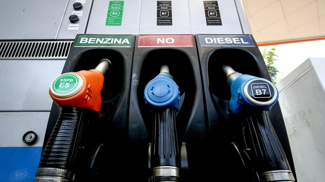 Mimit, prezzi carburanti in calo, benzina self a 1,909 euro