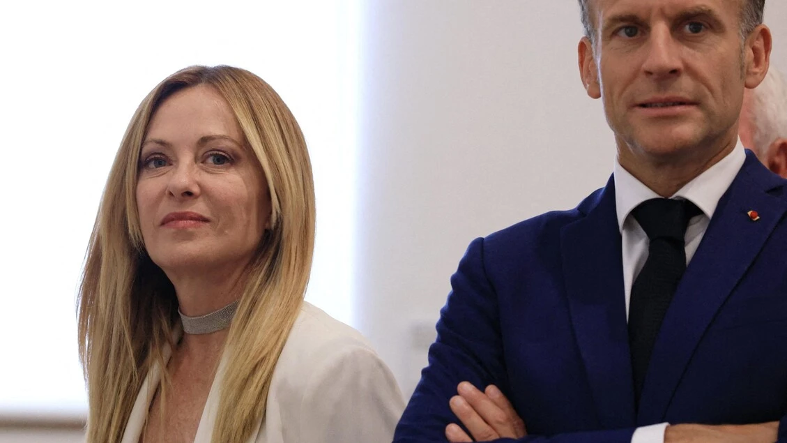 Macron accoglie Meloni ad Antibes e scherza, 'Giorgia quanto tempo...'