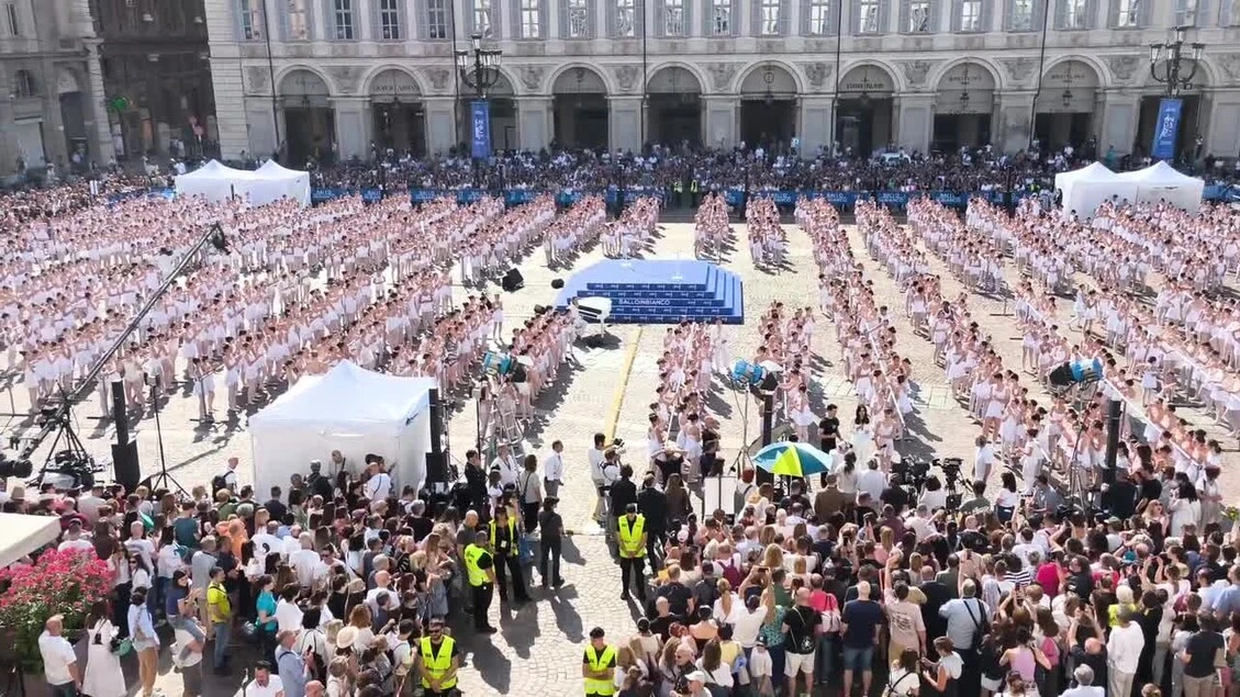 Roberto Bolle porta il Ballo in Bianco in piazza a Torino