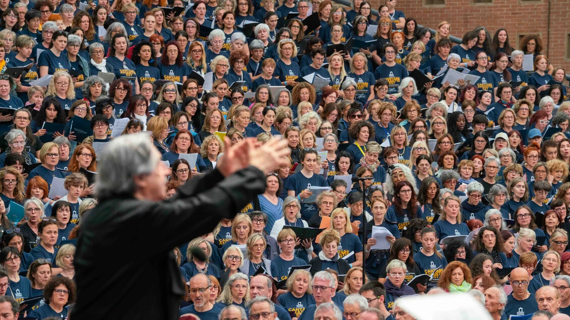 Riccardo Muti e il coro dei 3546: 'L'Inno non è per solisti'