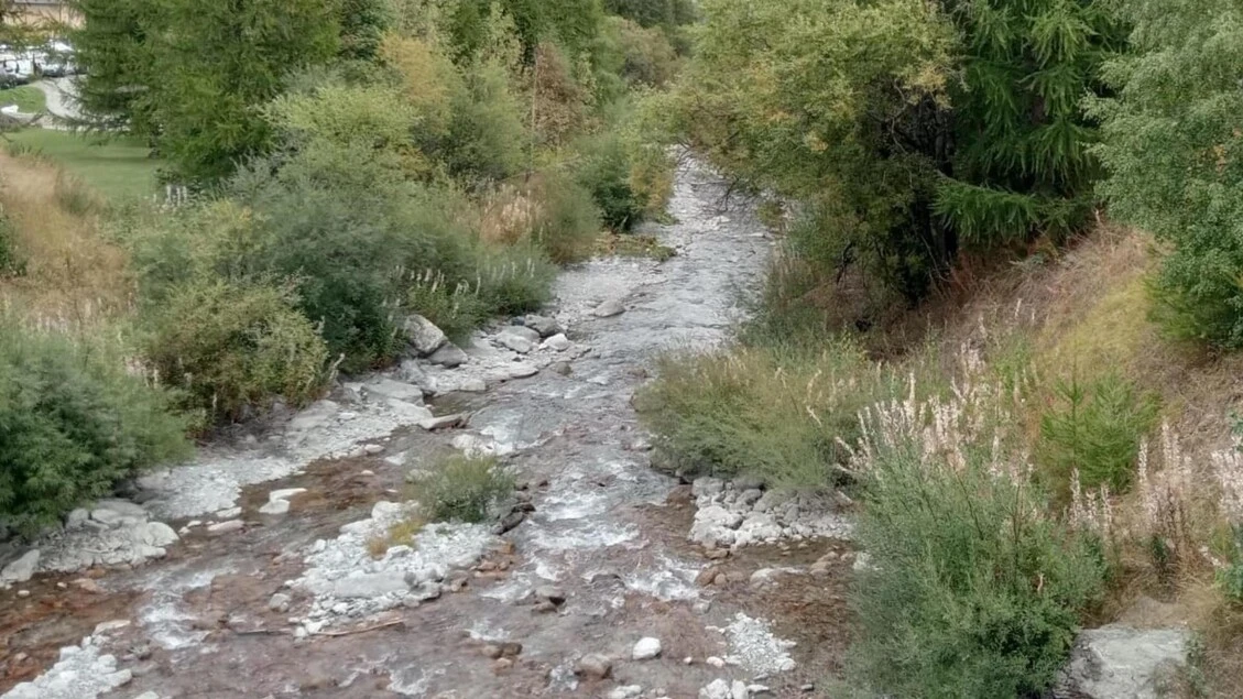 Scivola e cade in un torrente, morto un pescatore di 78 anni