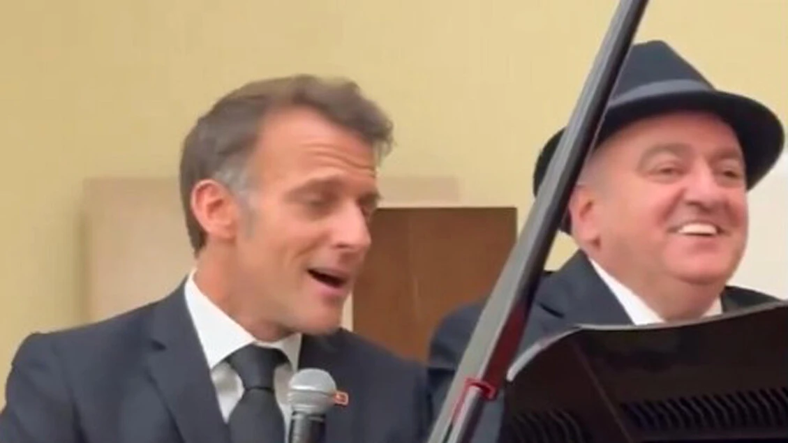 Macron in Armenia si improvvisa cantante sulle note di Aznavour