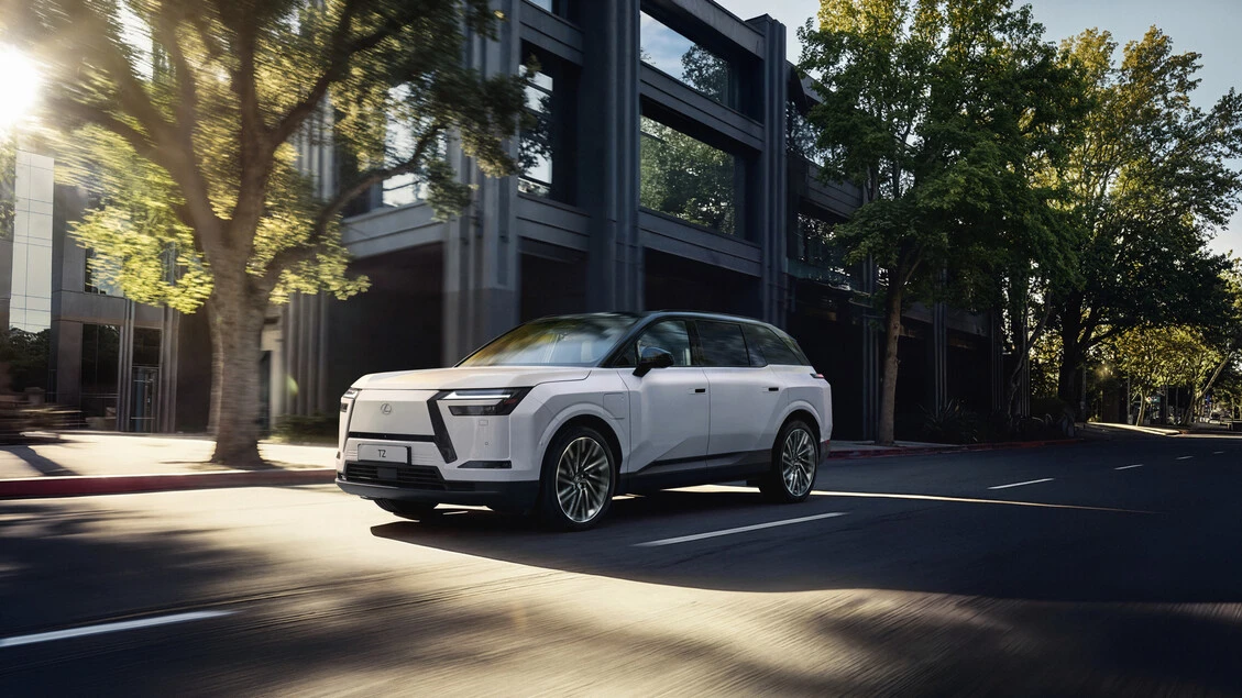 Lexus presenta TZ, il suv elettrico a sei posti