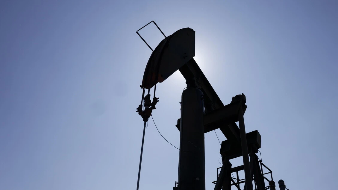 Il petrolio in caduta libera, Brent scende sotto i 100 dollari
