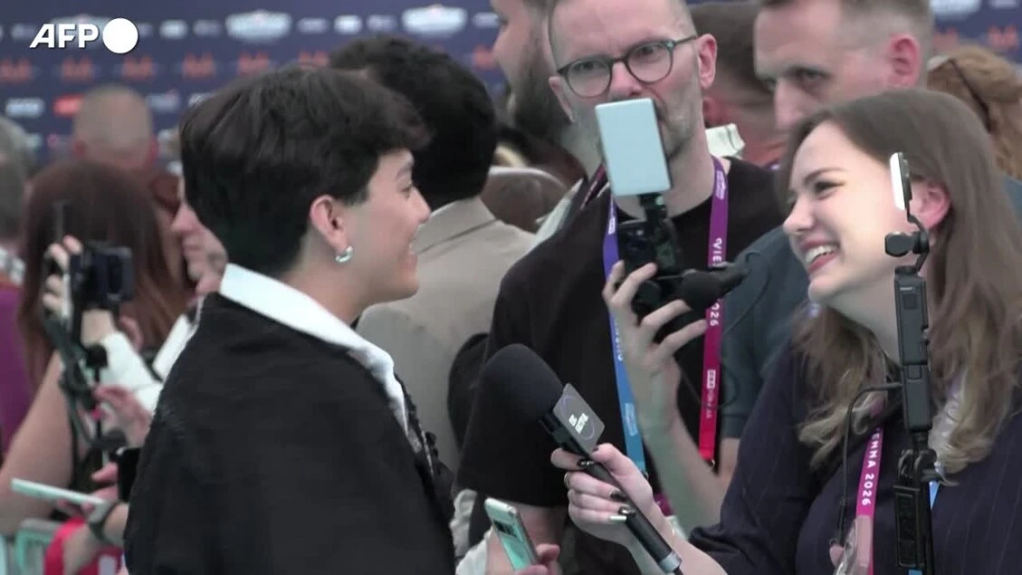 Eurovision, a Vienna la cerimonia di apertura. Sul tappeto turchese gli artisti in gara