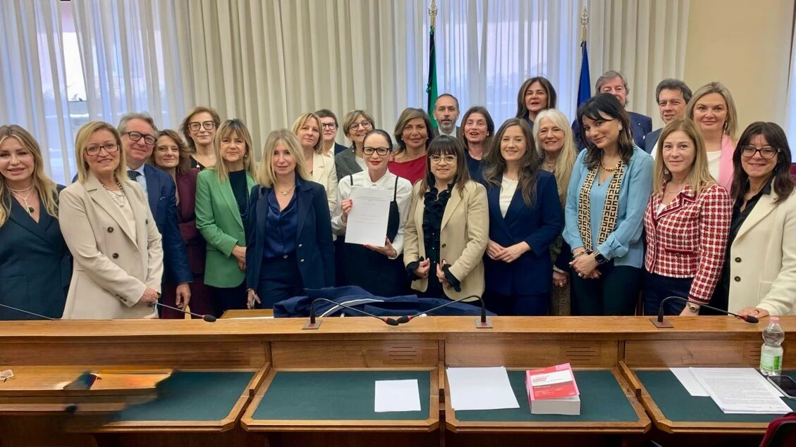 Commissione femminicidio approva relazione sulla violenza economica di genere