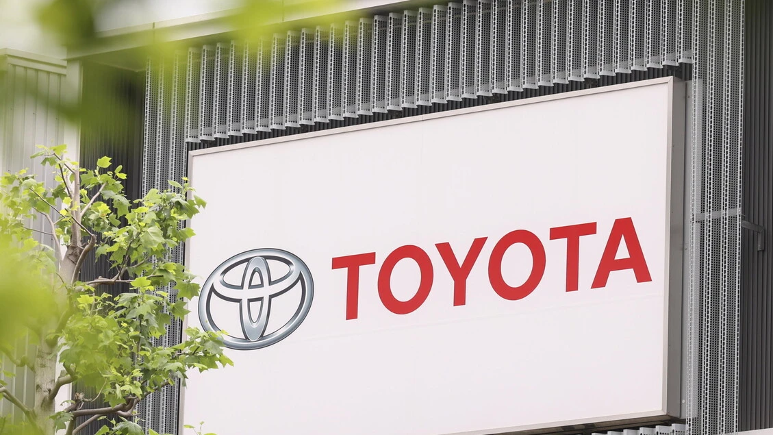 Toyota ridurrà produzione di 83.000 veicoli a causa della guerra in Medio Oriente