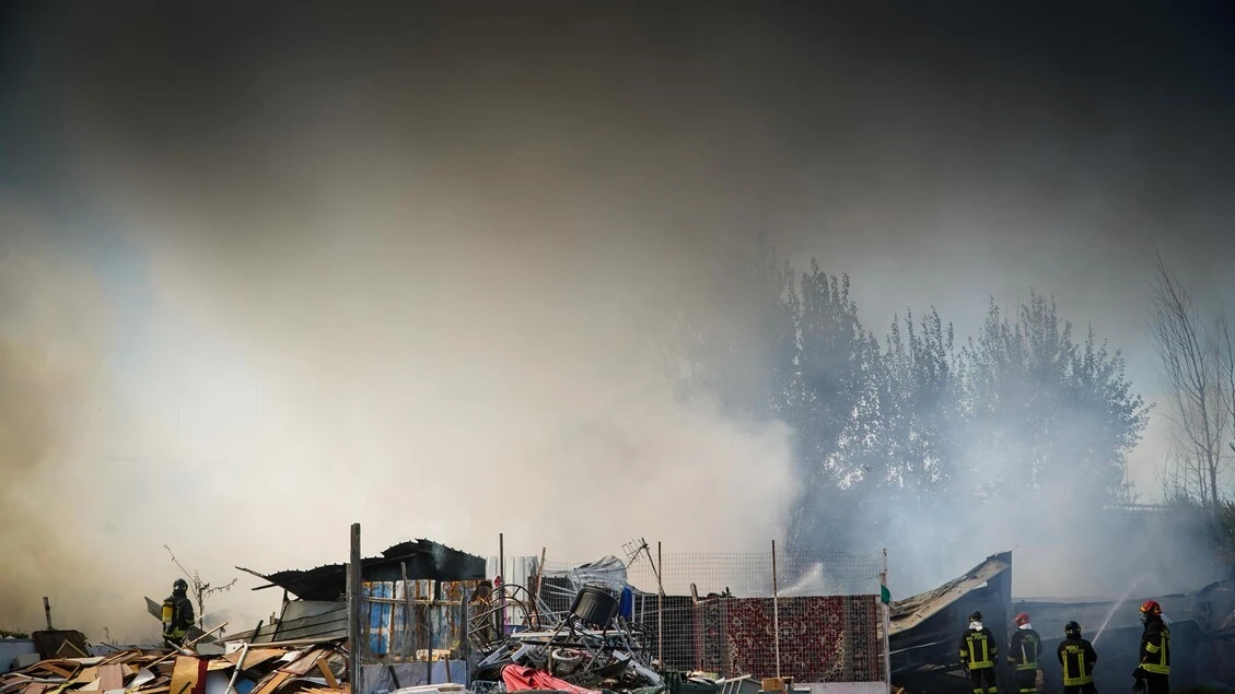 Incendio in campo rom di Scampia, 60 persone evacuate