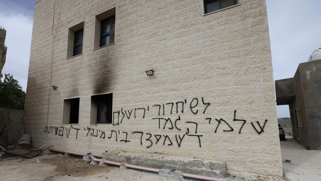 Media, coloni israeliani danno fuoco a due moschee a nord di Ramallah
