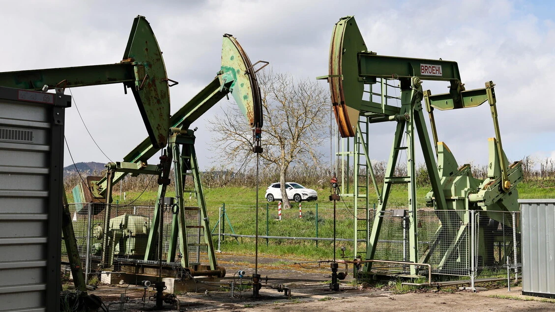 Il petrolio balza fino a 126 dollari sui timori di una guerra prolungata