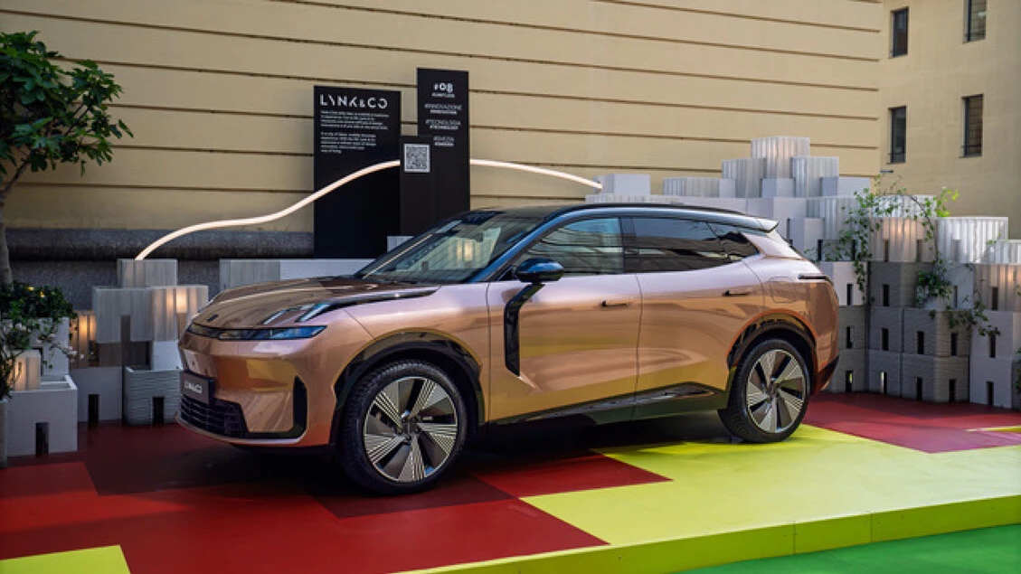 Lynk & Co alla Milano Design Week presenta la nuova arrivata 08