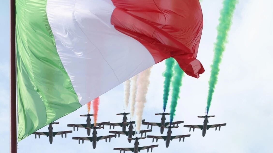 80 anni della Repubblica, il sorvolo delle frecce tricolore all'Altare della Patria
