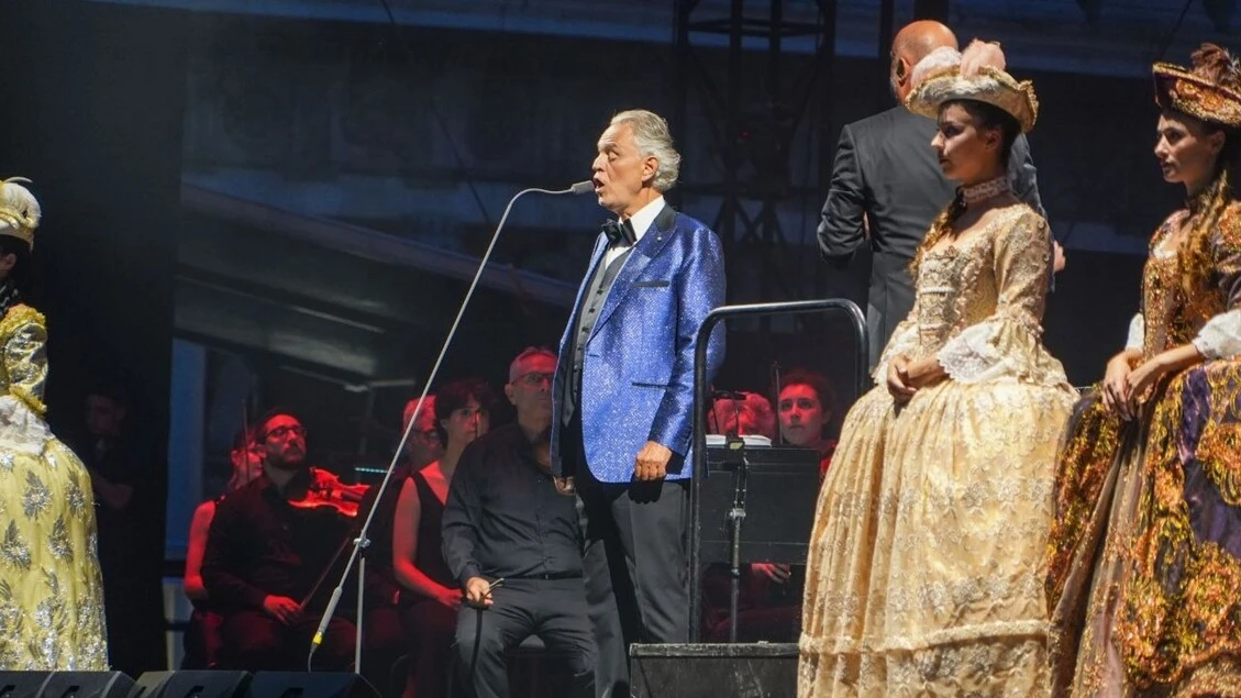 Bocelli strega Piazza San Marco, trionfo per i 30 anni di 'Romanza'