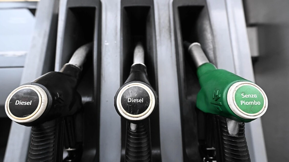 Ancora ribassi per i carburanti, verde self a 1,872 euro