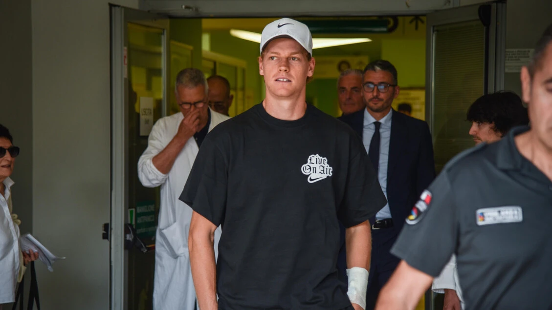 Jannik Sinner lascia San Raffaele evitando media e curiosi