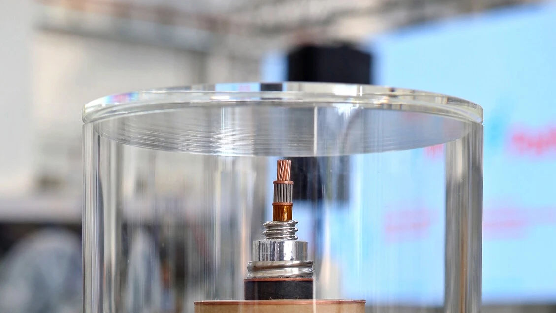 Materiale ibrido per l'energia del futuro, trasmette elettricità e idrogeno