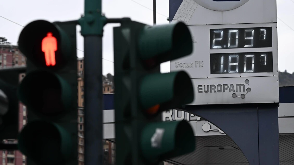 Meloni, taglio accise prorogato 3 settimane, su benzina ridotto a 5 cent