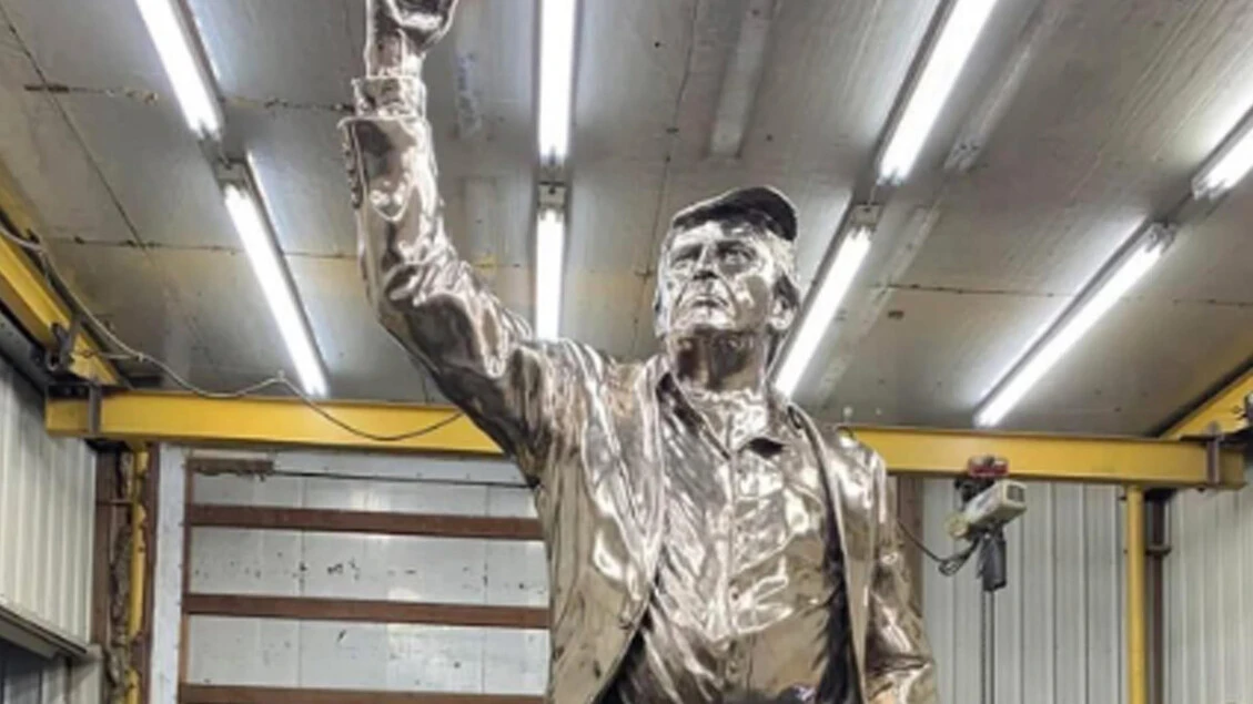 Mega statua dorata di Trump svelata nel suo resort di Miami