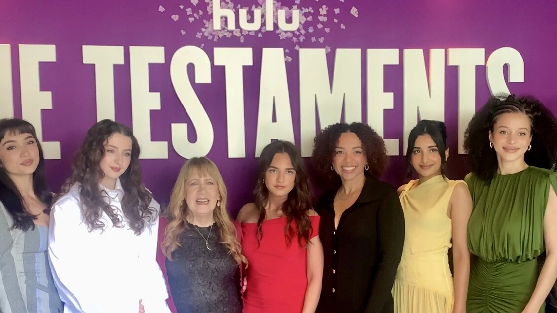 Chase Infiniti e Ann Dowd, 'Il messaggio di The Testaments: 'Resistere'