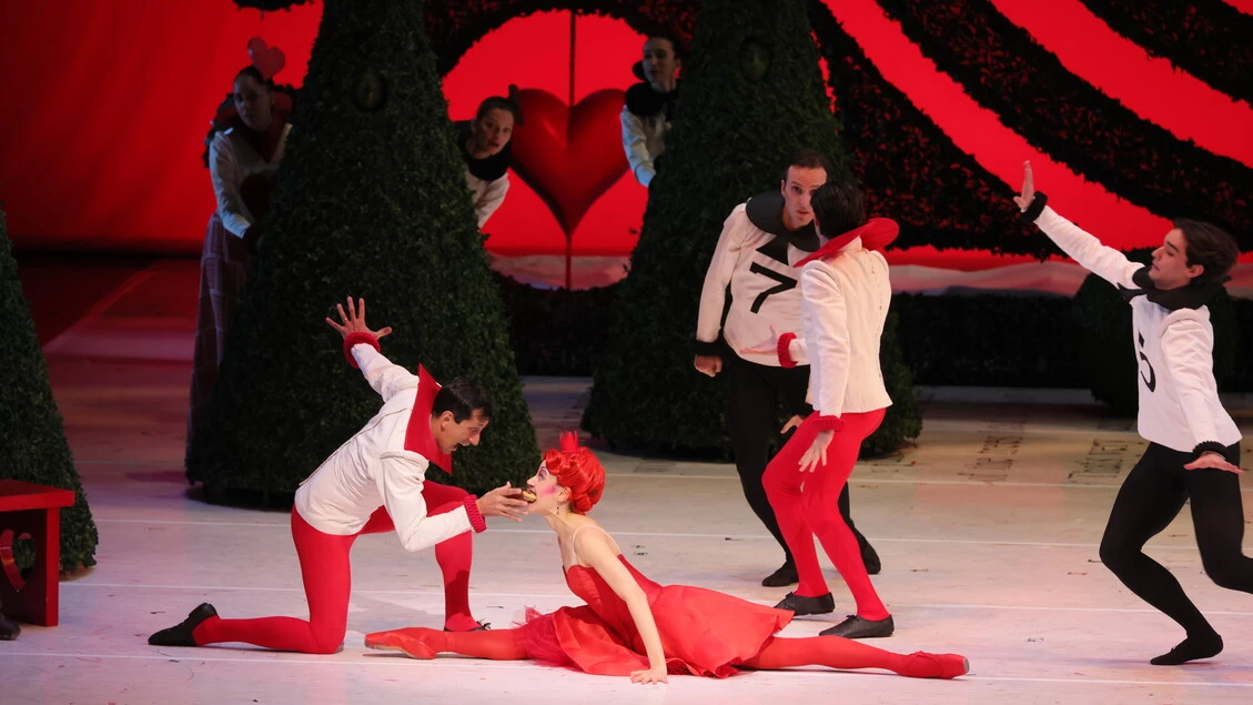 Scala, debutta Alice's Adventures di Wheeldon tra magia e ironia