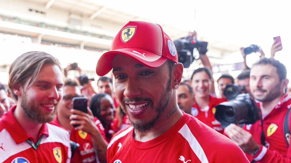La prima vittoria in Ferrari dopo l'amore, Hamilton rinasce a 41 anni