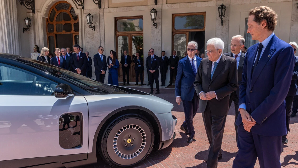 Presentata al Quirinale la nuova Ferrari Luce al presidente Mattarella