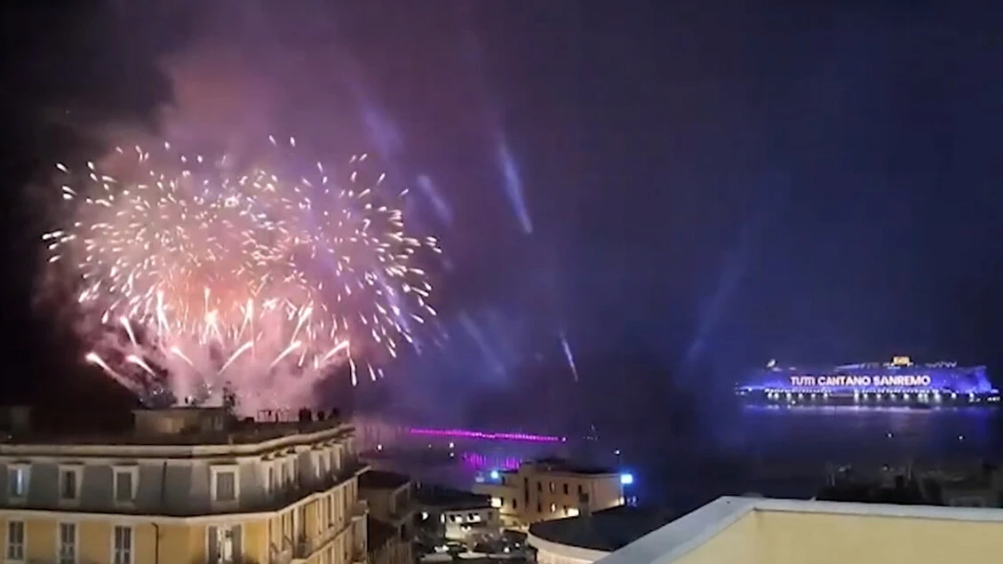Sanremo, fuochi d'artificio sul mare
