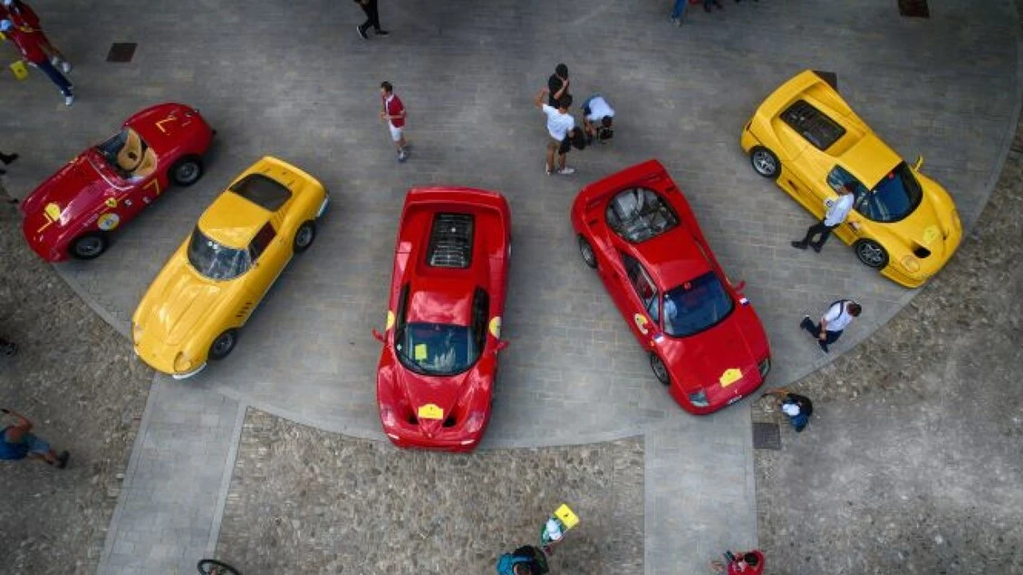 Ferrari Cavalcade 2026, da Venezia ad Atene un viaggio tra strada e mare